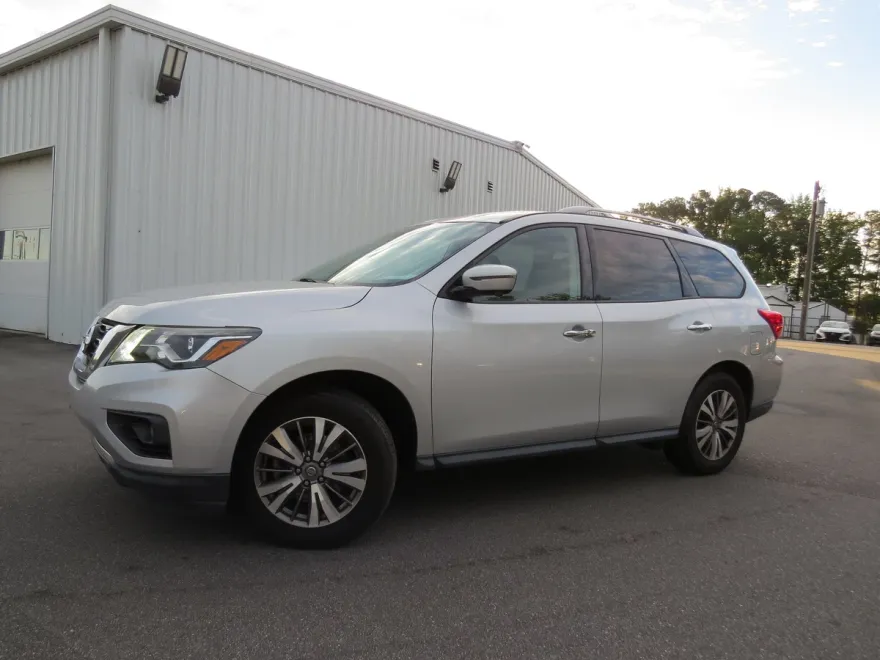 2020 Nissan Pathfinder SL photo 1