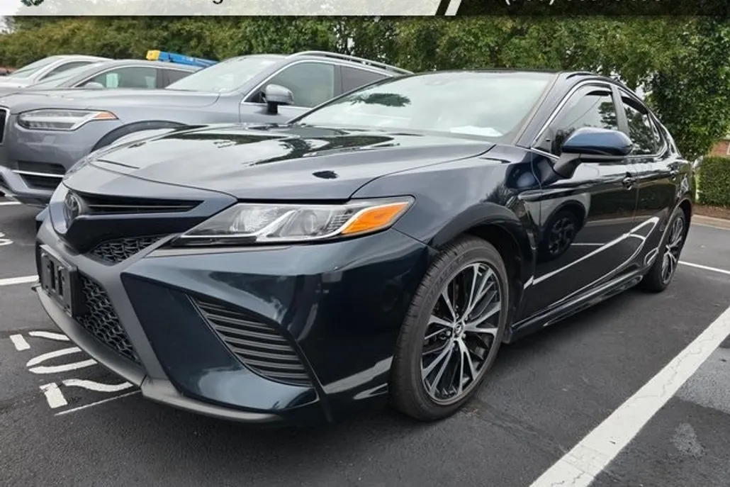 2019 Toyota Camry SE photo 1