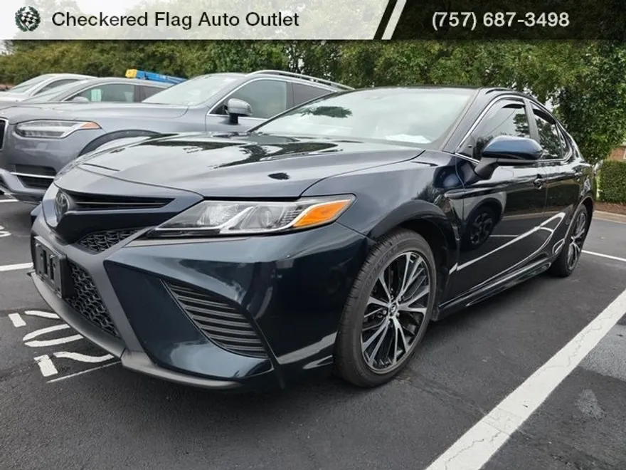 2019 Toyota Camry SE photo 1