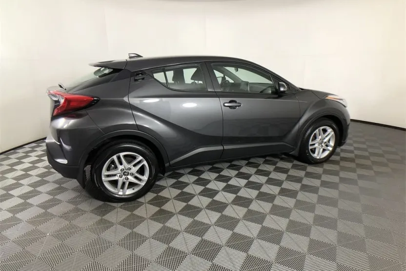 2021 Toyota C-HR LE photo 1