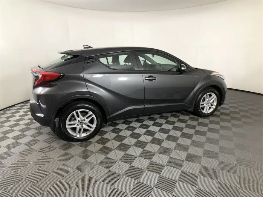 2021 Toyota C-HR LE photo 1