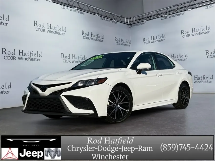 2022 Toyota Camry SE photo 1