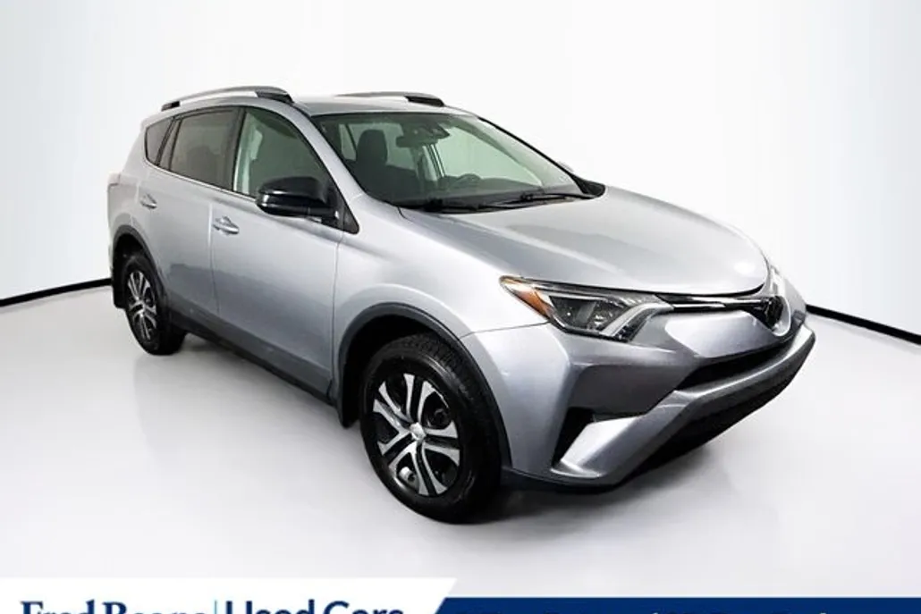 2018 Toyota RAV4 LE photo 1
