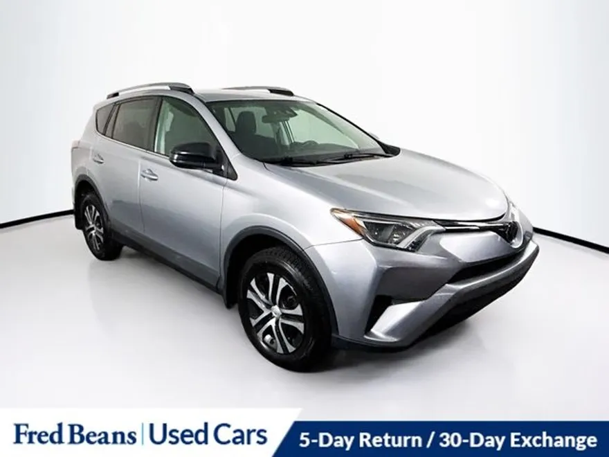 2018 Toyota RAV4 LE photo 1