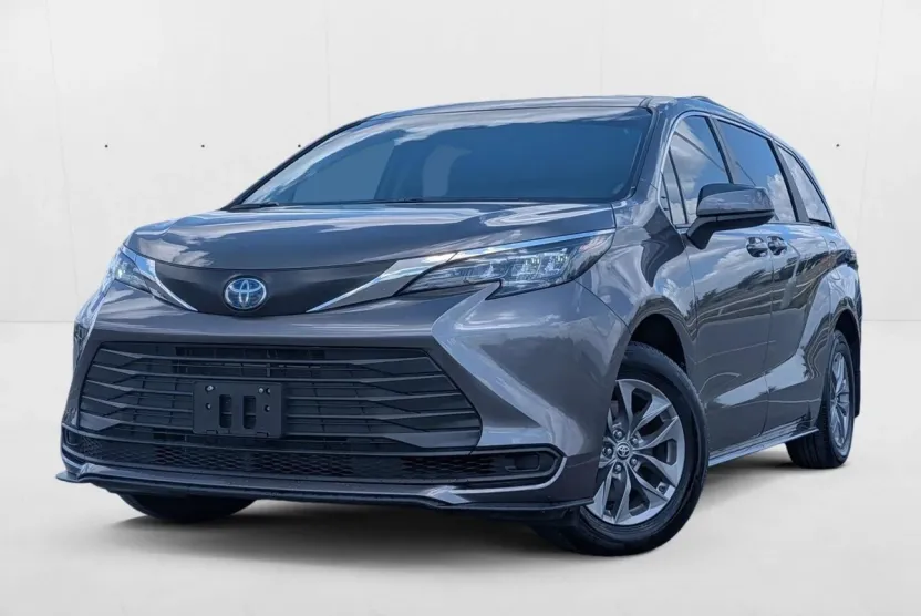 2024 Toyota Sienna LE photo 1