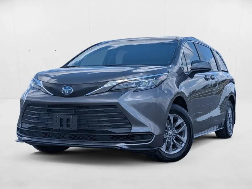 2024 Toyota Sienna LE photo 1