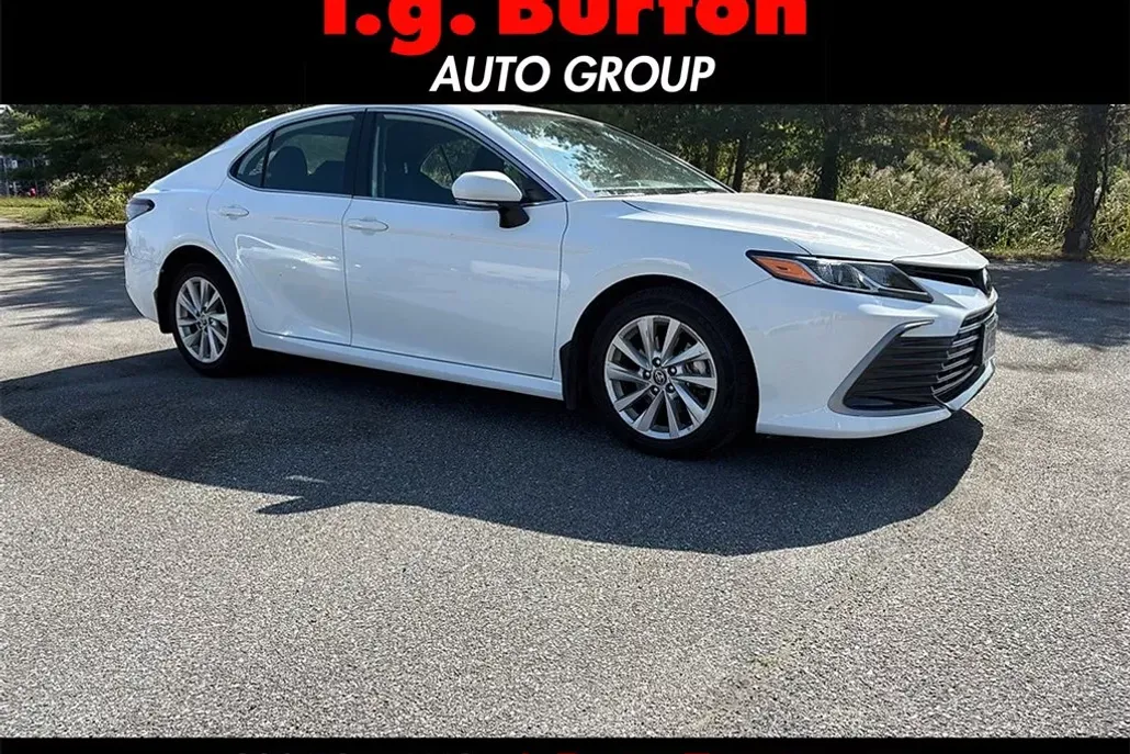 2023 Toyota Camry LE photo 1