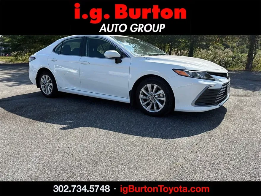 2023 Toyota Camry LE photo 1