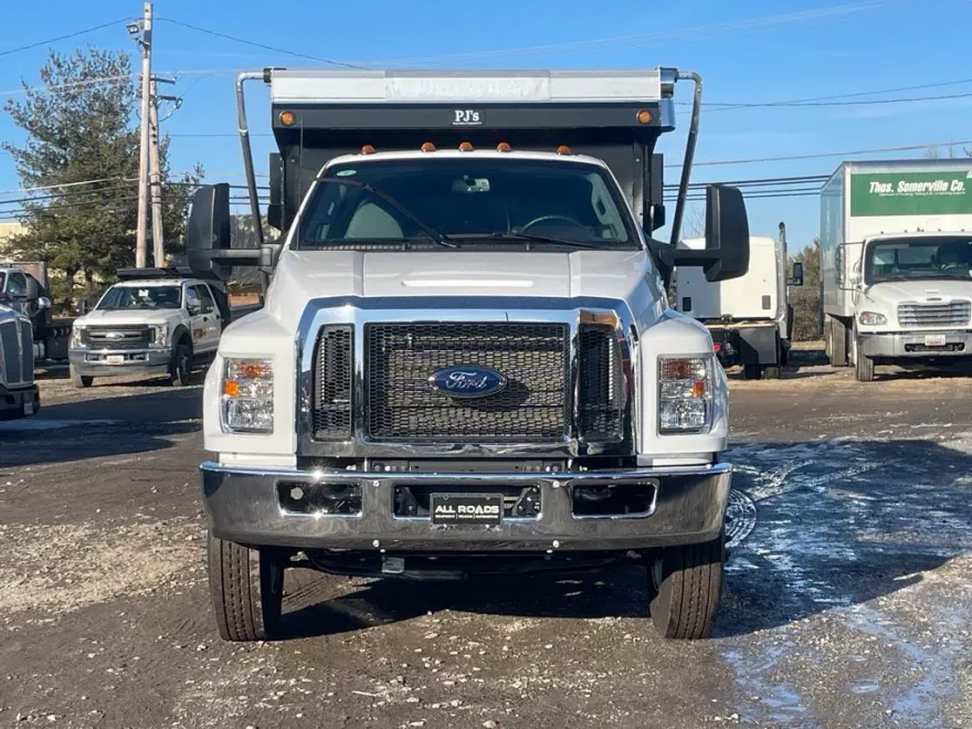 2025 Ford F-750 Base photo 1