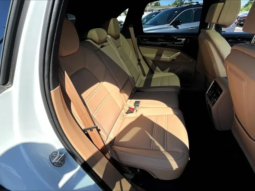 2023 Porsche Cayenne Platinum Edition photo 26