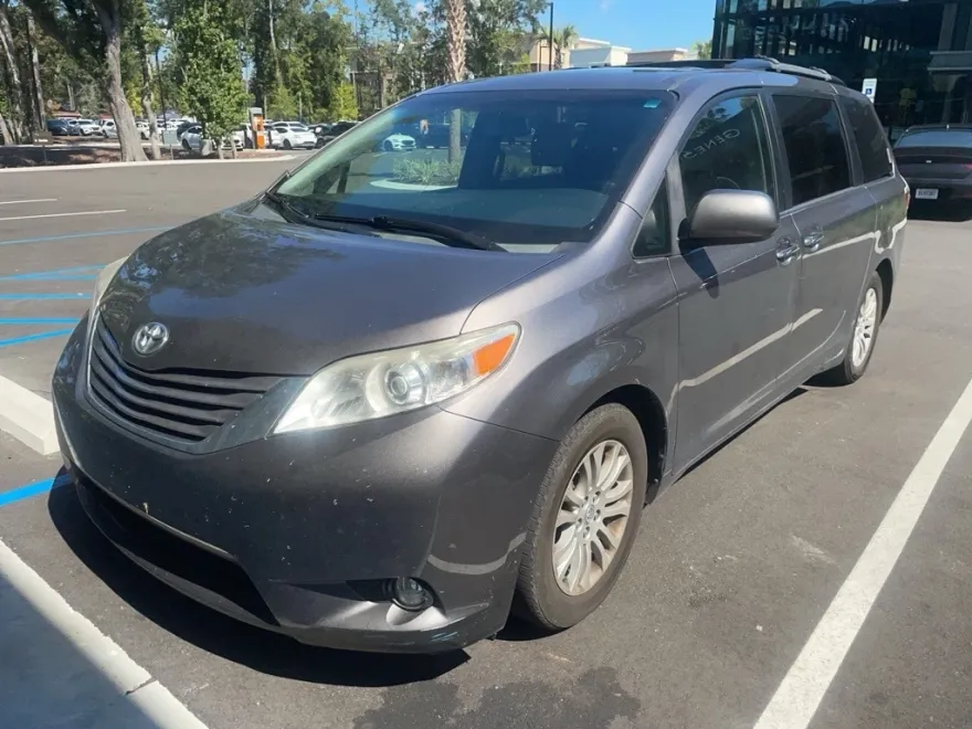 2015 Toyota Sienna XLE photo 1