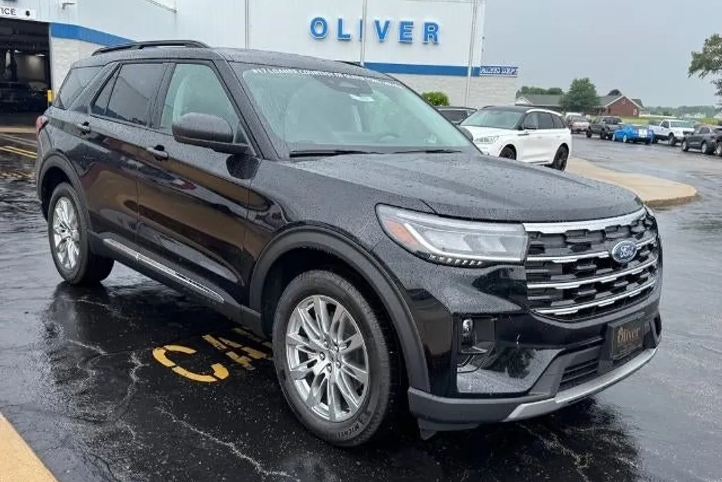 2025 Ford Explorer photo 1