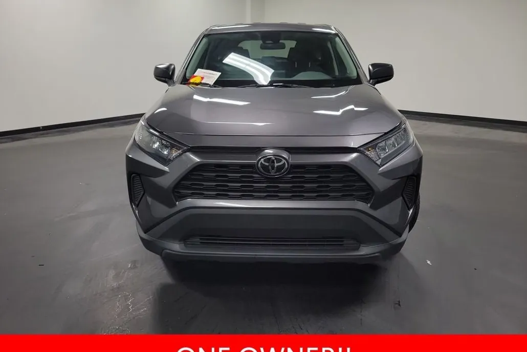 2022 Toyota RAV4 LE photo 1