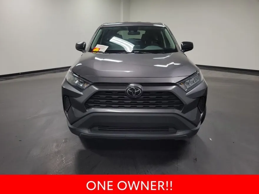 2022 Toyota RAV4 LE photo 1