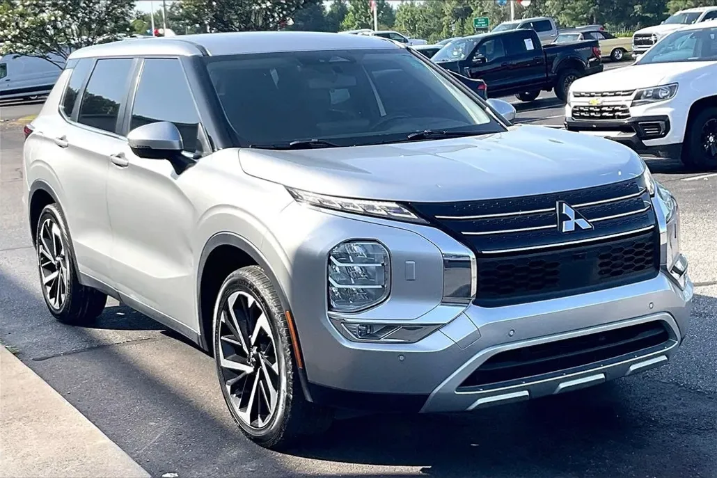 2022 Mitsubishi Outlander SE photo 1