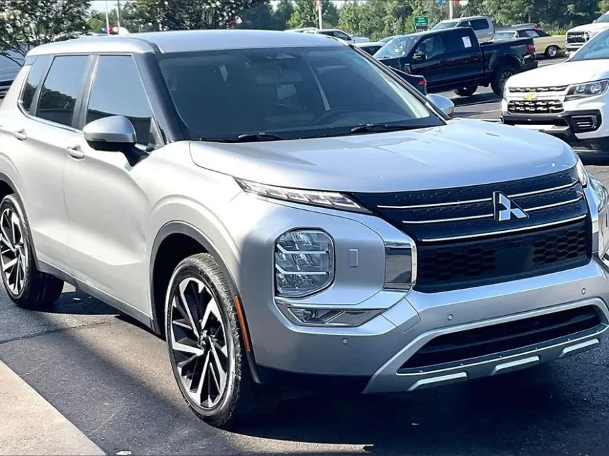 2022 Mitsubishi Outlander SE photo 1