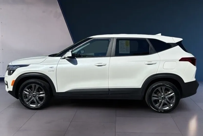 2023 Kia Seltos LX photo 1