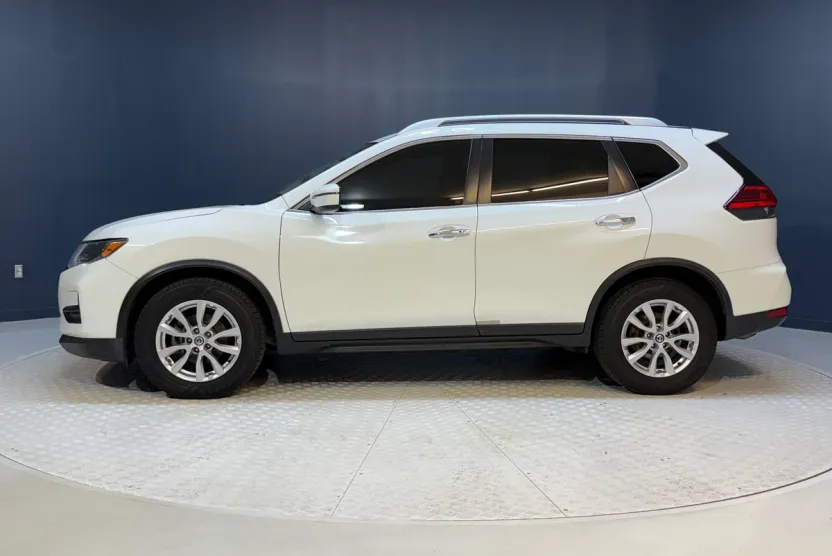 2017 Nissan Rogue SV photo 1