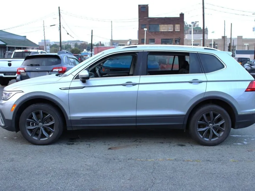 2022 Volkswagen Tiguan SE photo 1