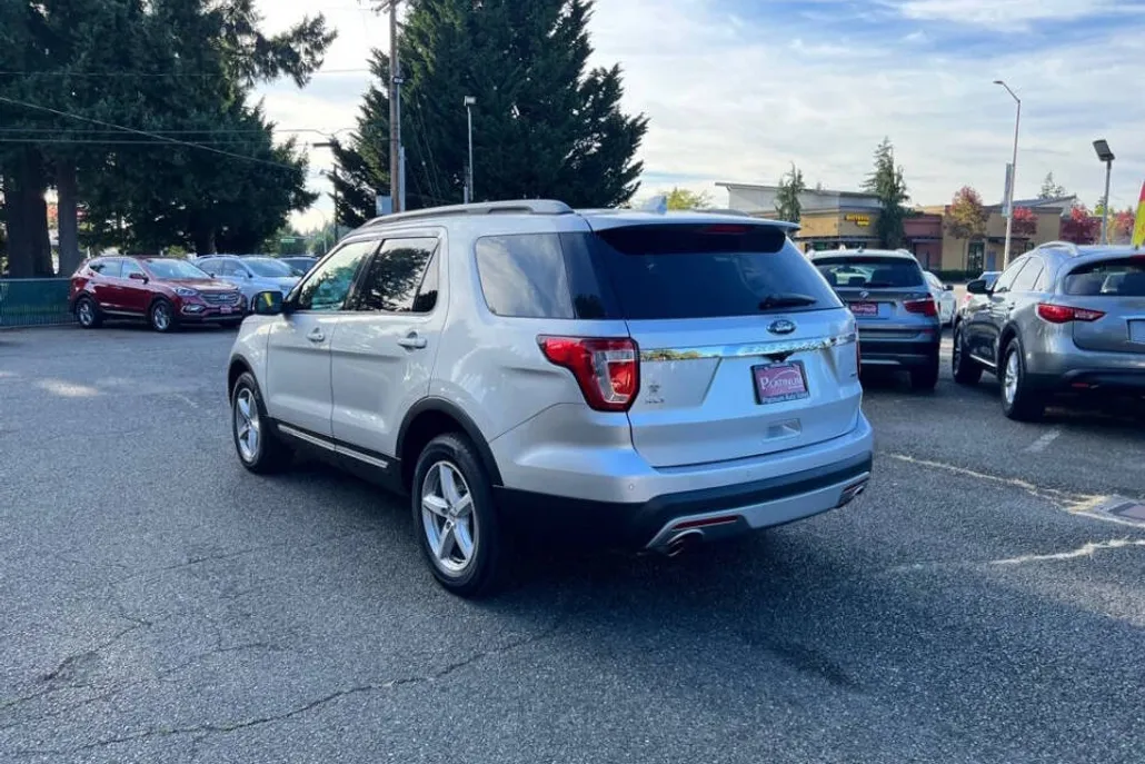2017 Ford Explorer XLT photo 1