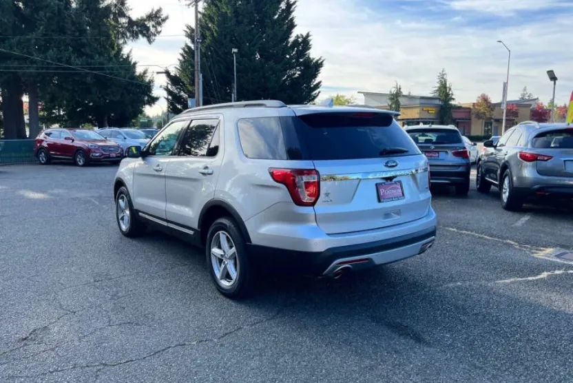 2017 Ford Explorer XLT photo 1