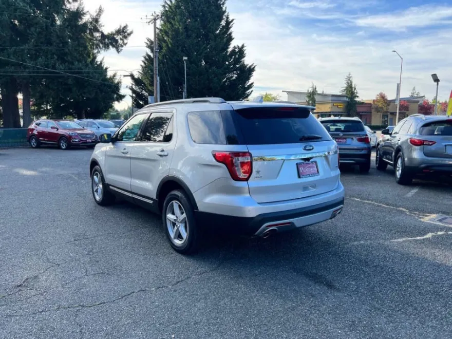 2017 Ford Explorer XLT photo 1