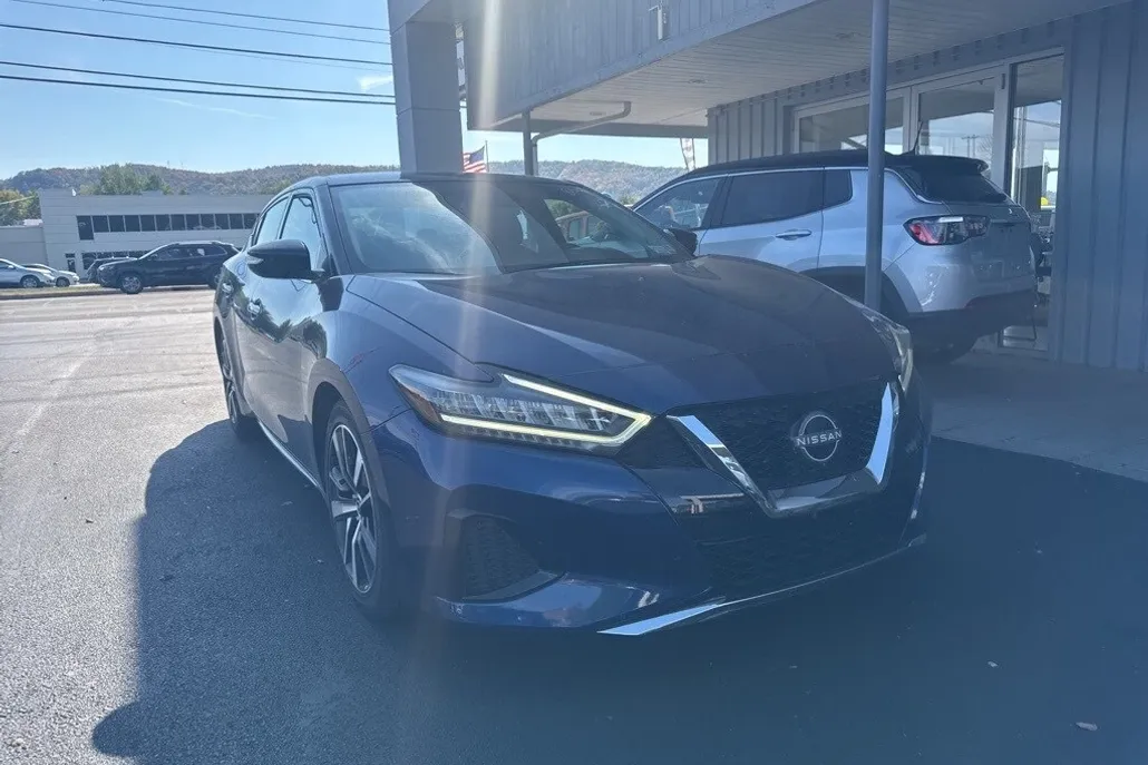 2023 Nissan Maxima SV photo 1