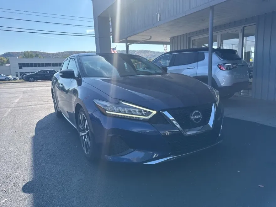 2023 Nissan Maxima SV photo 1
