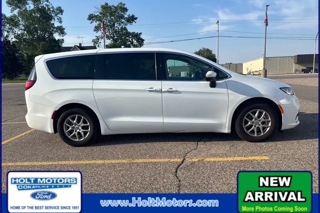 2023 Chrysler Pacifica Touring L photo 1