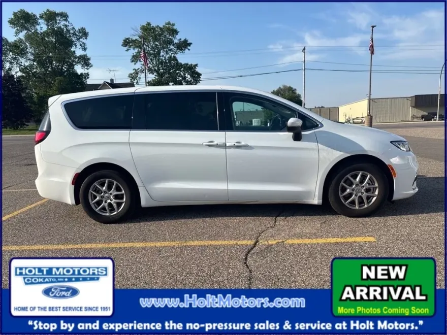 2023 Chrysler Pacifica Touring L photo 1