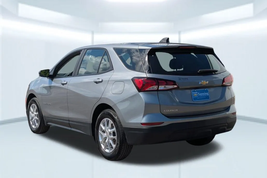 2023 Chevrolet Equinox LS photo 1