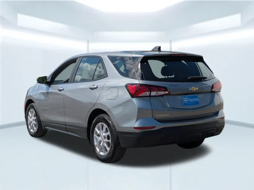 2023 Chevrolet Equinox LS photo 1