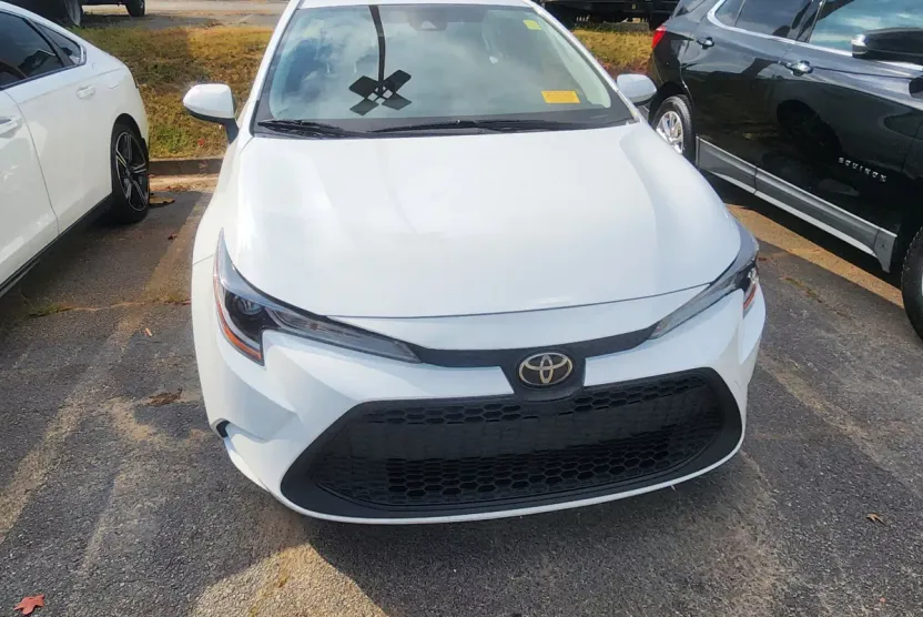 2020 Toyota Corolla LE photo 1