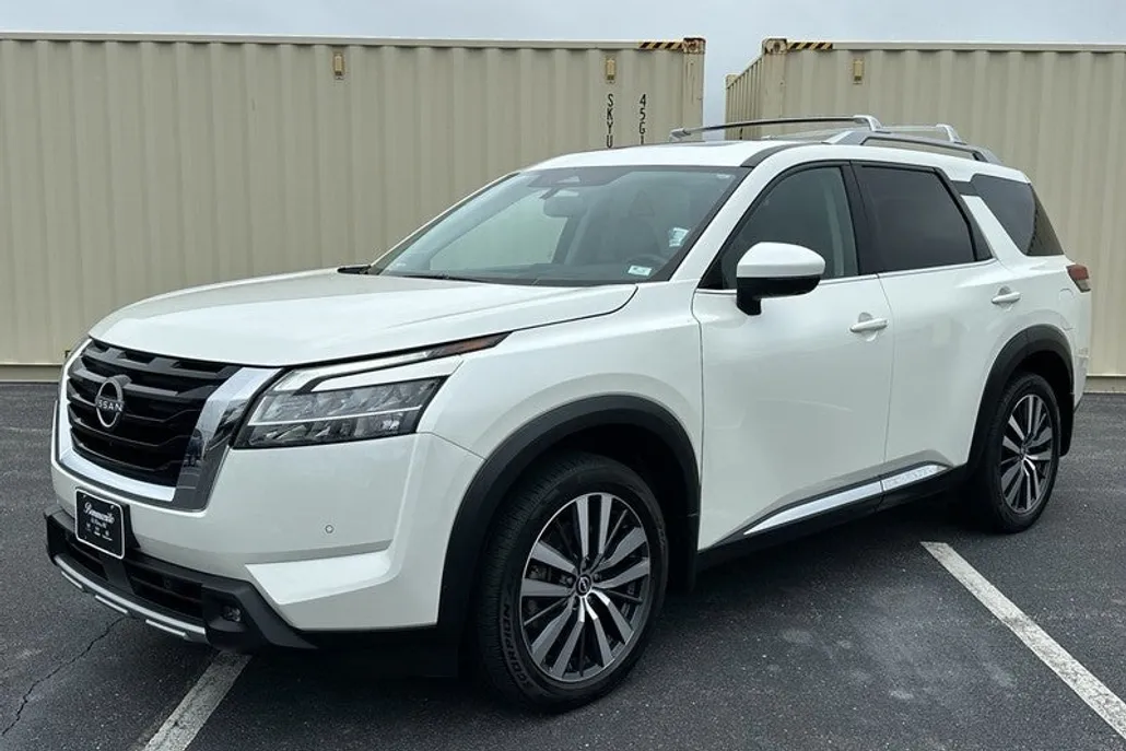 2022 Nissan Pathfinder Platinum photo 1