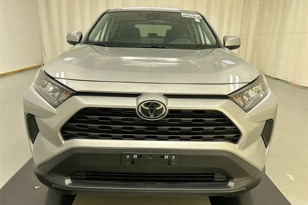 2022 Toyota RAV4 LE photo 1