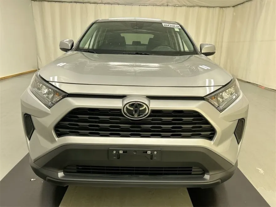 2022 Toyota RAV4 LE photo 1