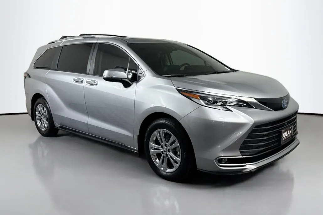 2023 Toyota Sienna Platinum photo 1