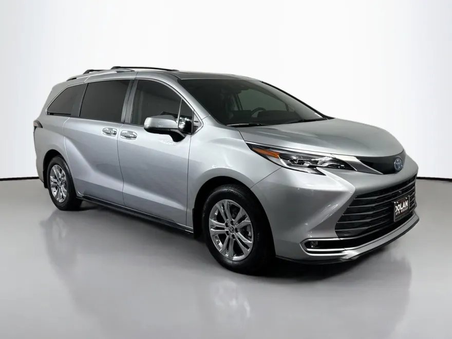 2023 Toyota Sienna Platinum photo 1