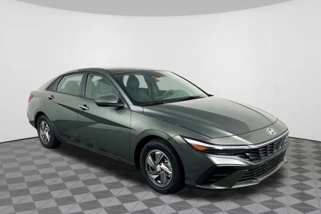 2025 Hyundai Elantra SE photo 1