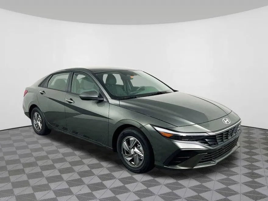 2025 Hyundai Elantra SE photo 1
