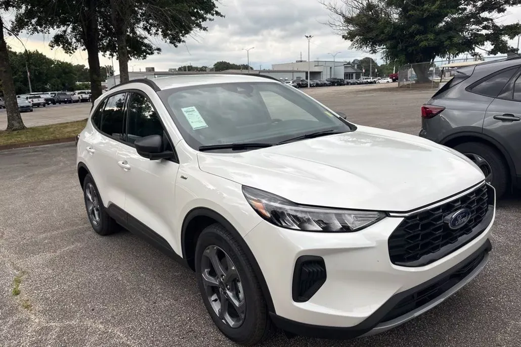 2025 Ford Escape ST-Line photo 1