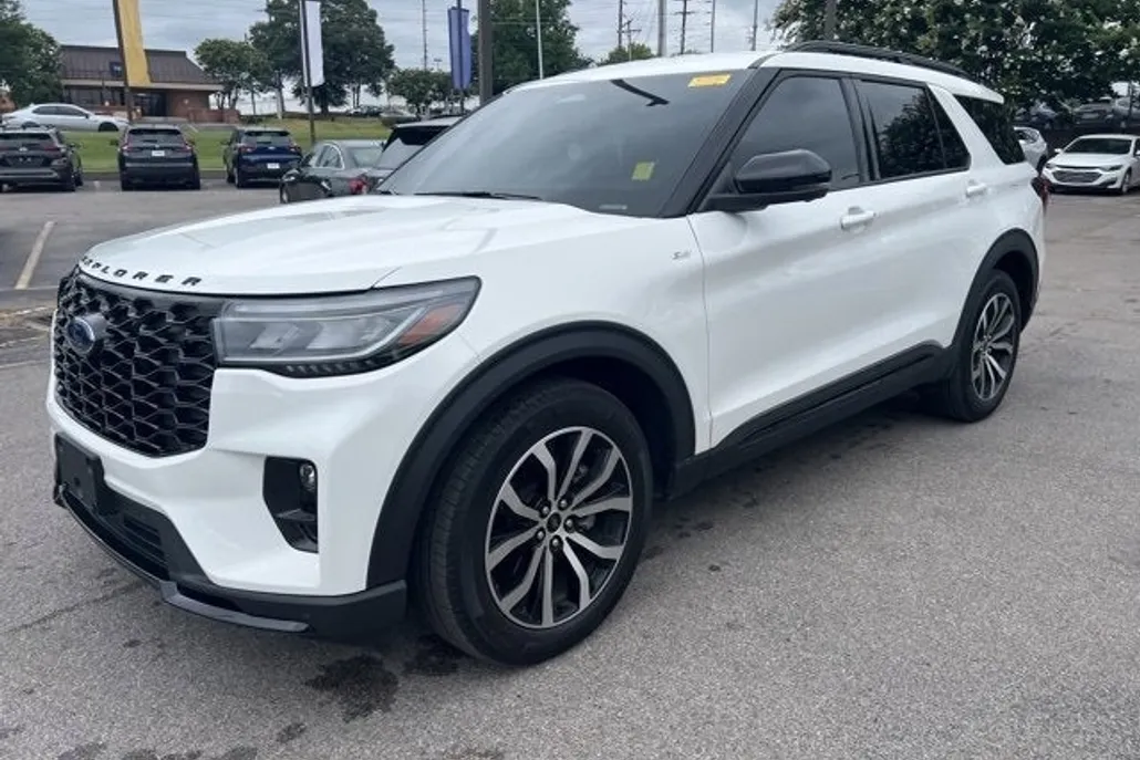 2025 Ford Explorer ST-Line photo 1