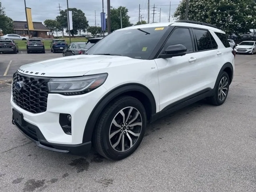 2025 Ford Explorer ST-Line photo 1