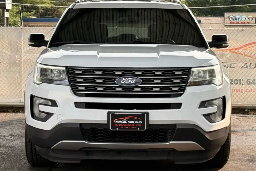 2016 Ford Explorer XLT photo 1