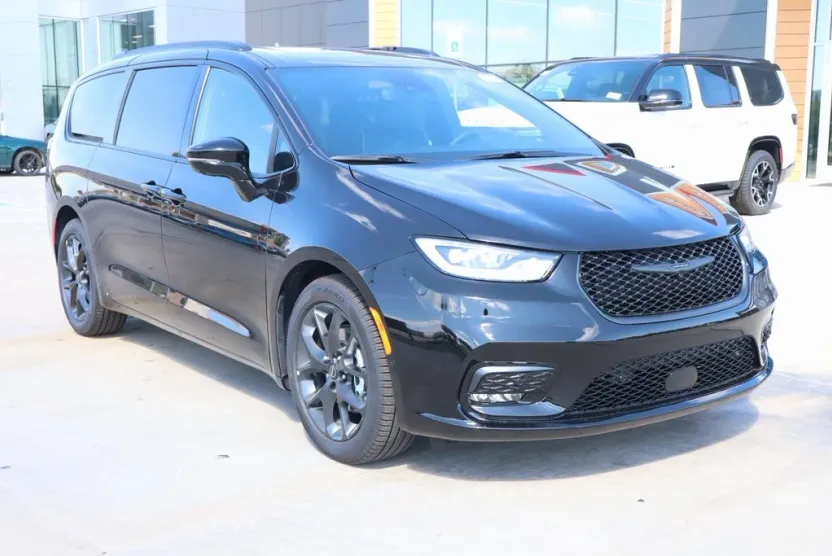 2026 Chrysler Pacifica Limited photo 1