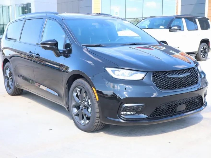 2026 Chrysler Pacifica Limited photo 1