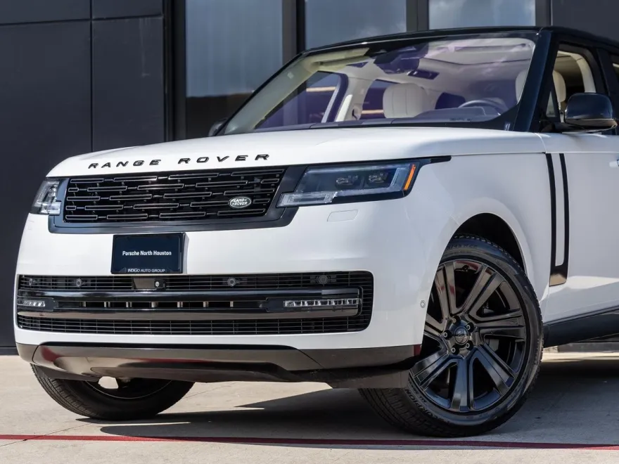2023 Land Rover Range Rover SE photo 3