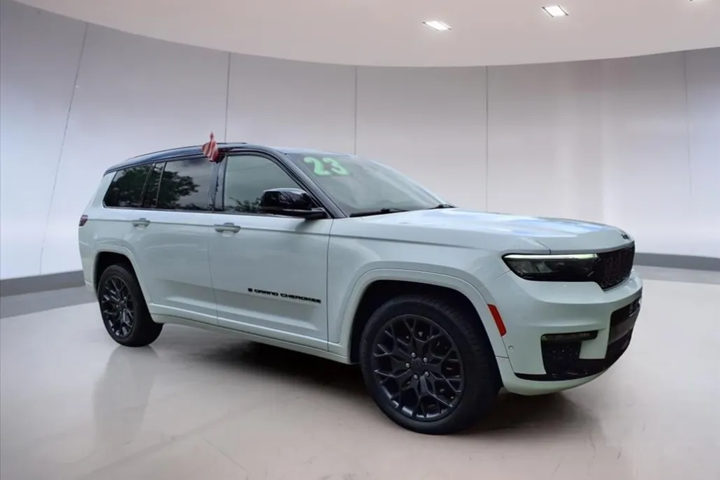 2023 Jeep Grand Cherokee Summit photo 1