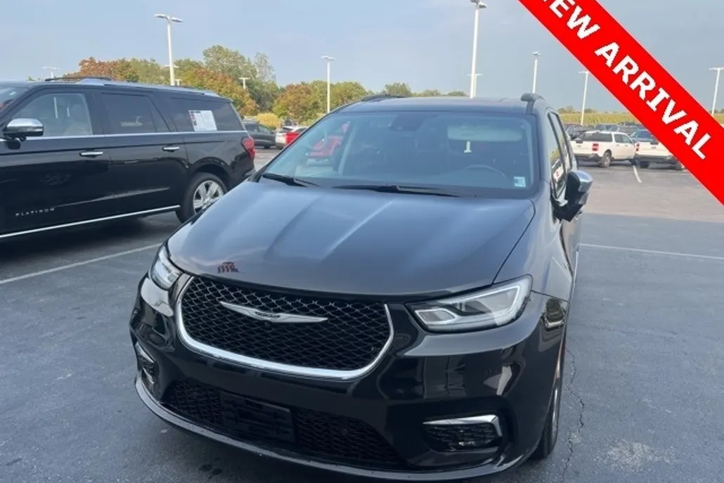 2022 Chrysler Pacifica Limited photo 1