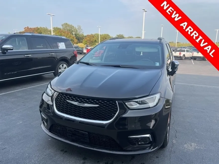 2022 Chrysler Pacifica Limited photo 1